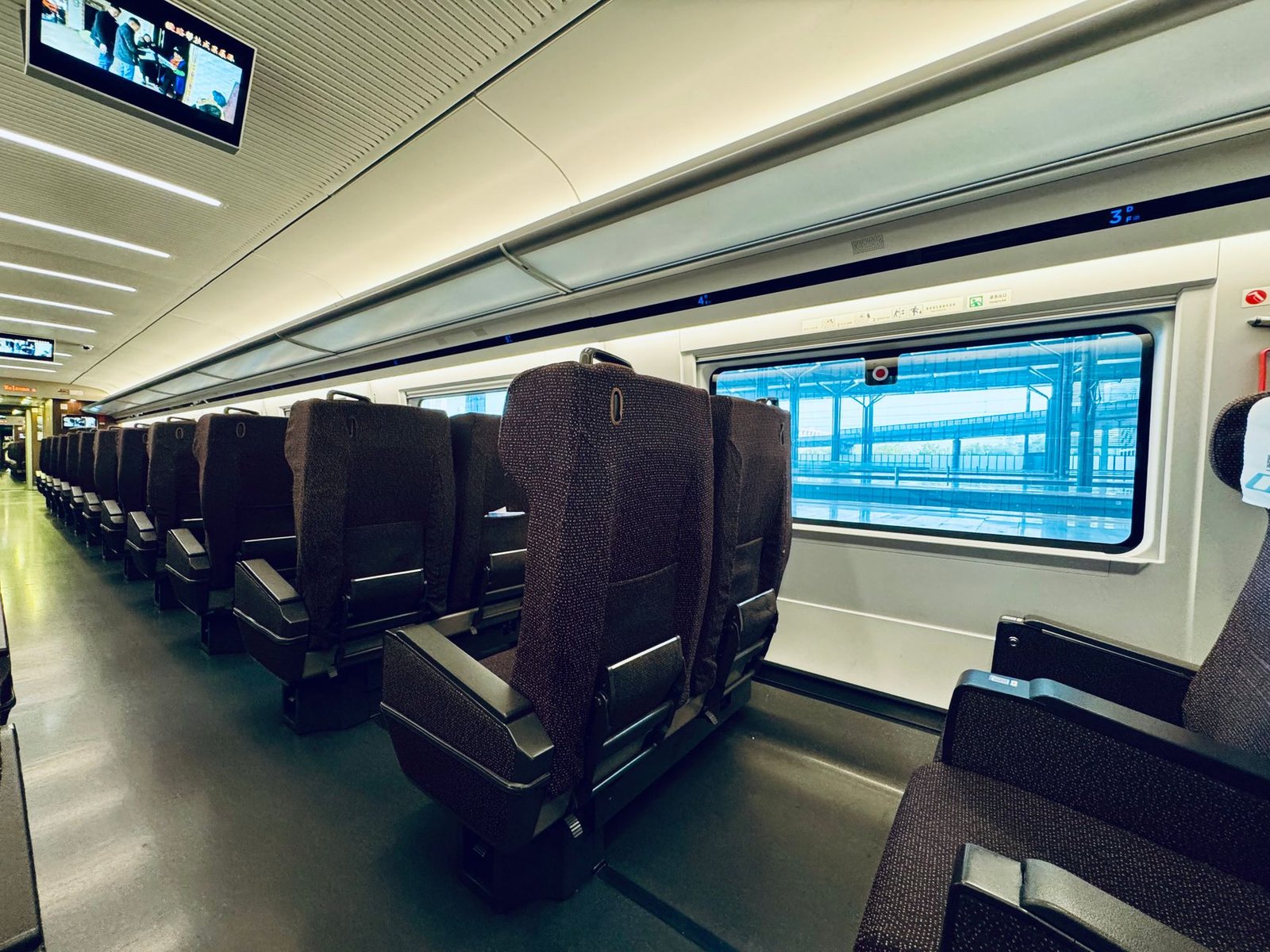 Interior of a modern Chinese high-speed train carriage.