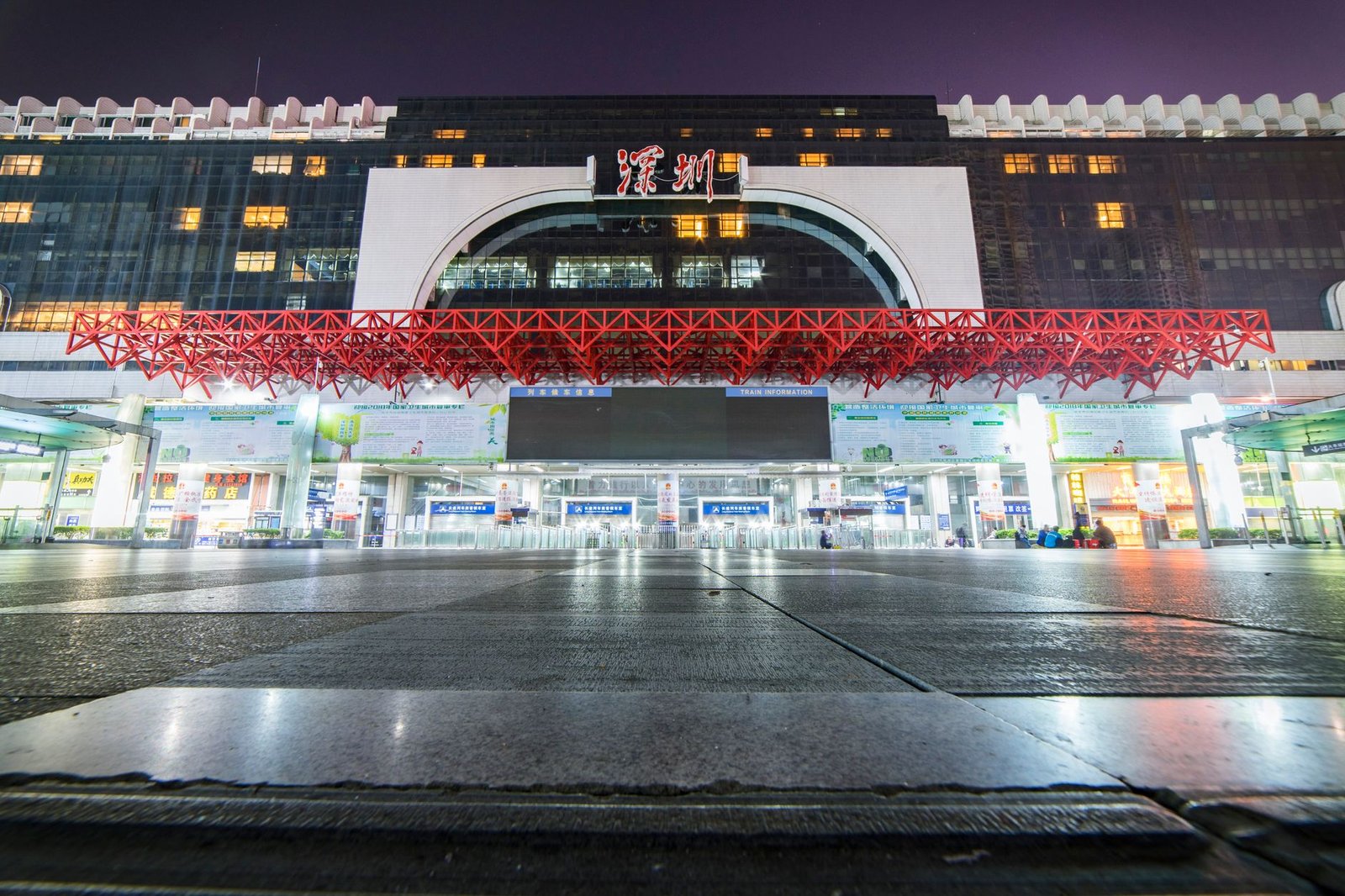 Main concourse of Guangzhou South Railway Station.