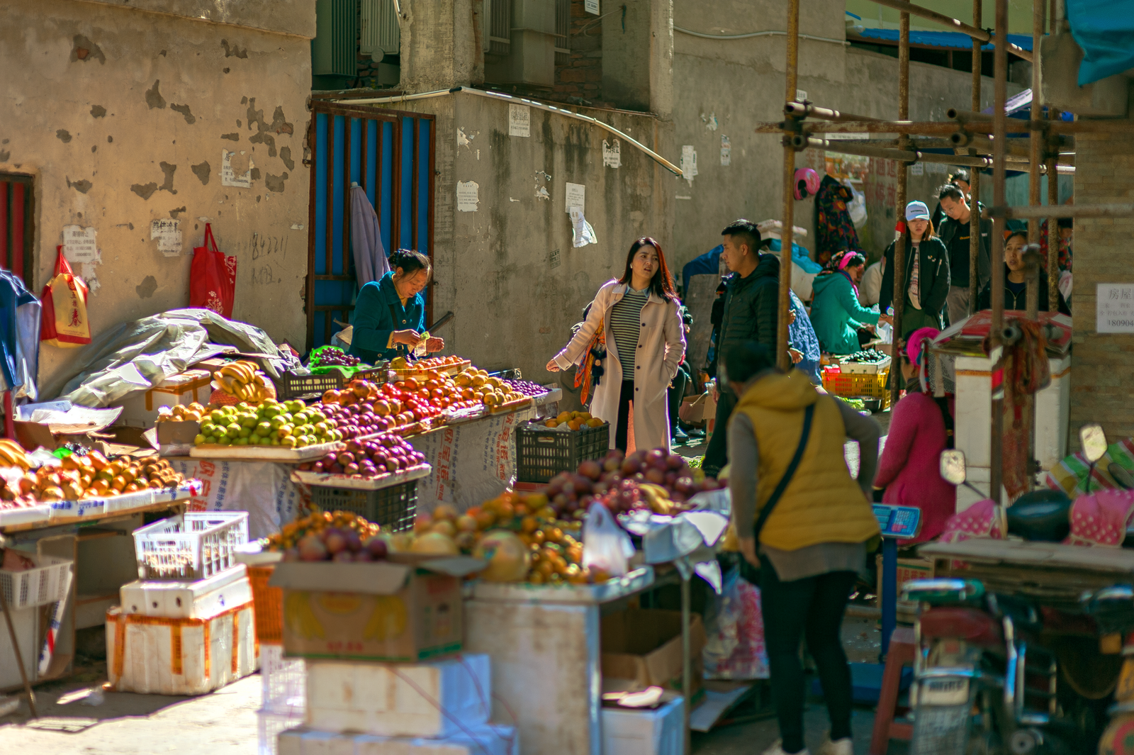 Shoppers browsing stalls at a Beijing market.