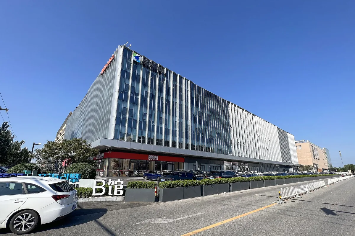 Amap headquarters building beside a Beijing road