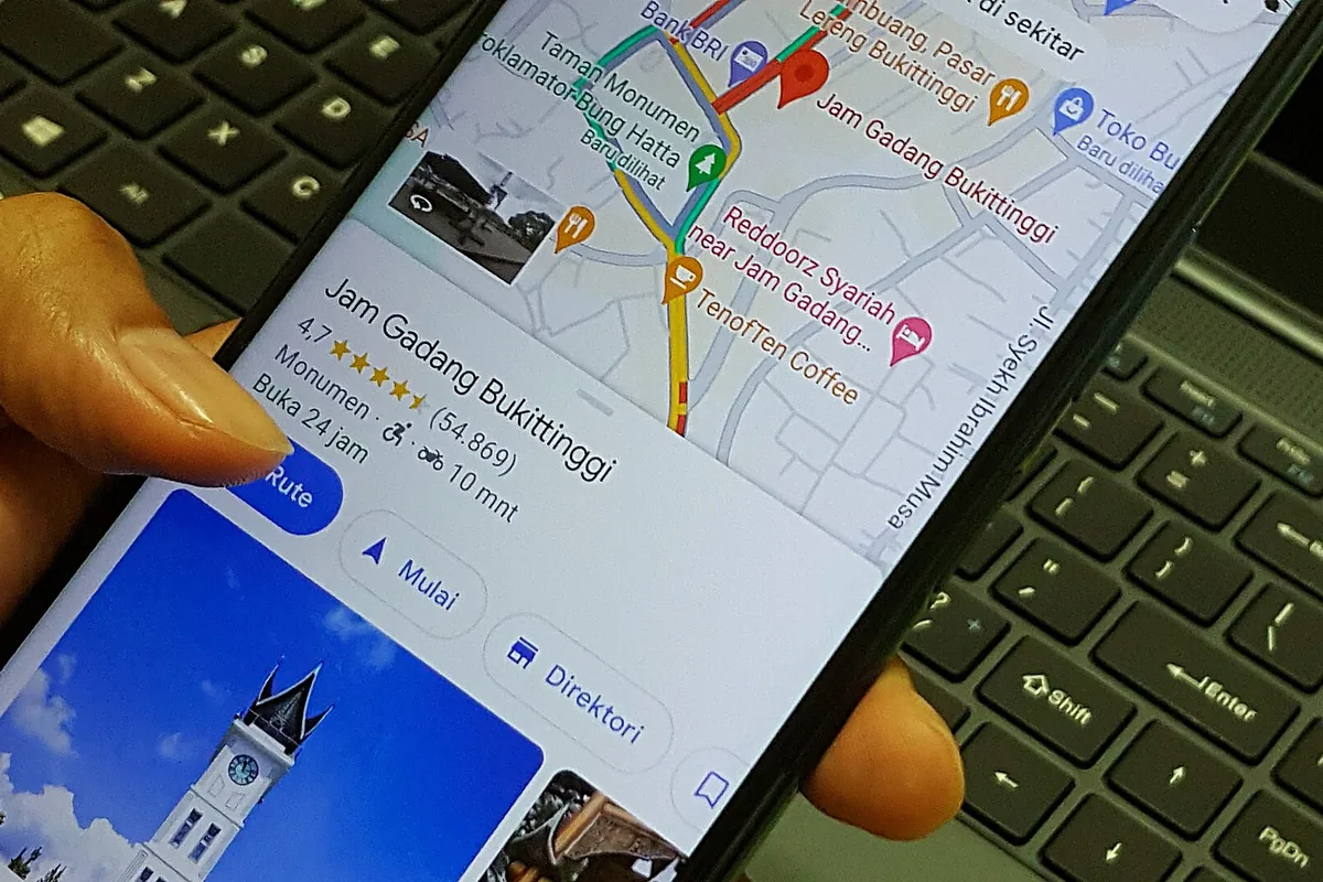 Traveller viewing a digital route on a smartphone