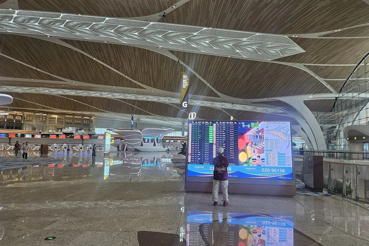 Departure hall and flight information screens in Baiyun Airport Terminal 3