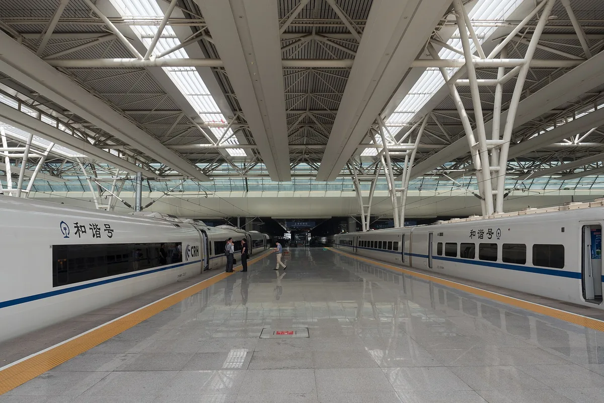 Wide interior concourse at Shanghai Hongqiao Railway Station