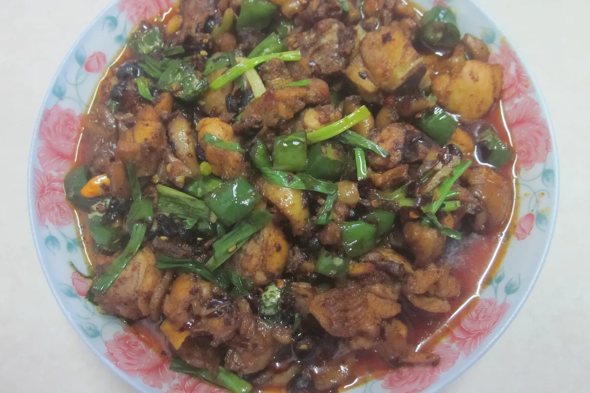 Hunan-style diced chicken stir-fried with green pepper