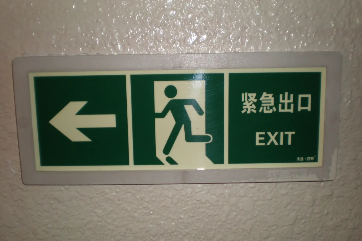 Green bilingual Chinese-English exit sign in Kunming
