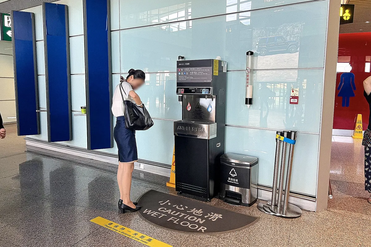 Integrated drinking-water cooler and hot-water boiler at Beijing Capital Airport