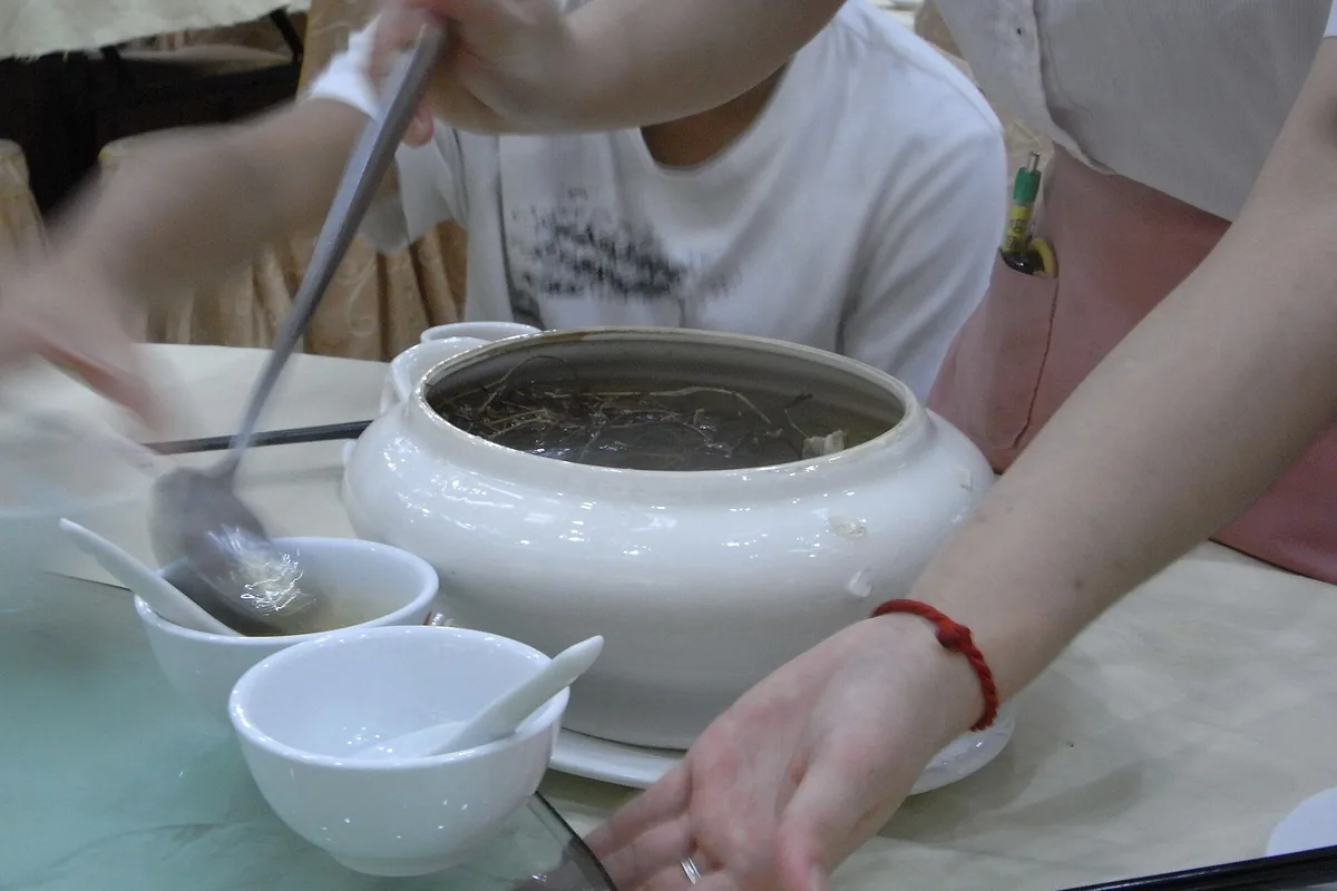 Restaurant table service in Shenzhen