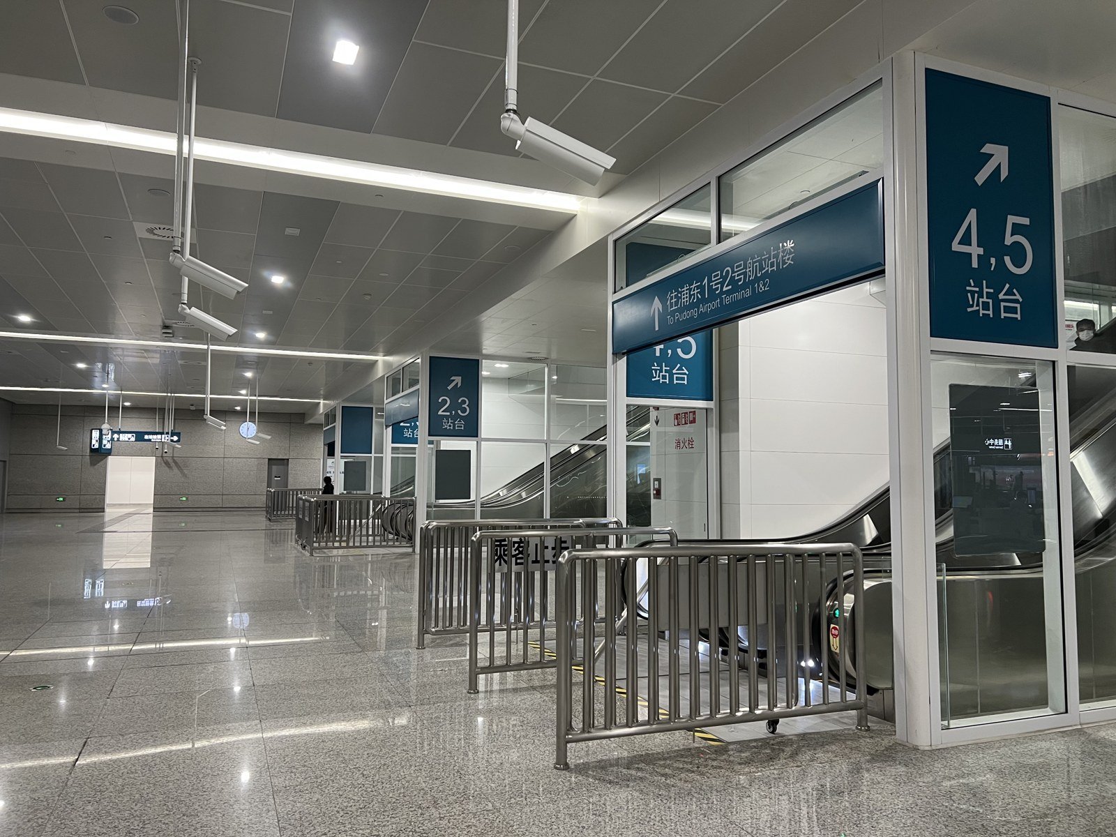 Station hall for the suburban railway at Hongqiao Airport Terminal 2